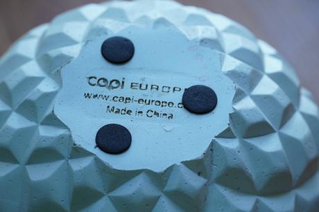 Biely kvetináč ananás,