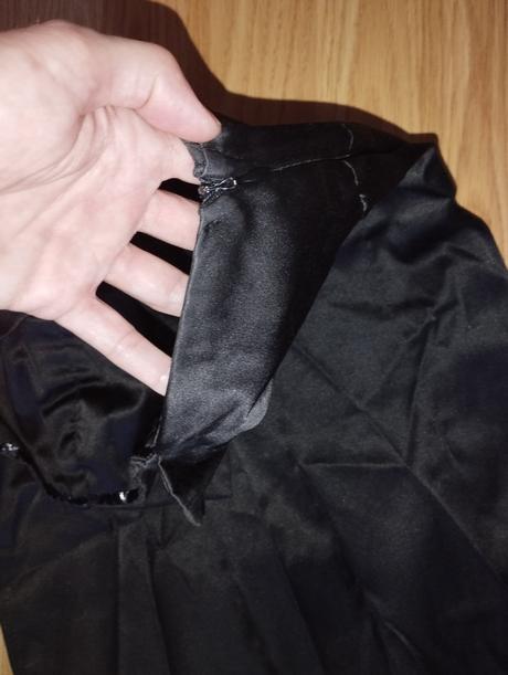 Púzdrove čierne šaty, s