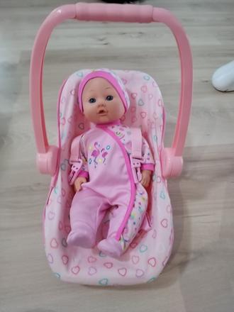 Bábika s autosedackou, 