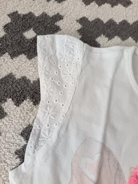 Krásne tričko s mačiatkom a kvietkami, 128