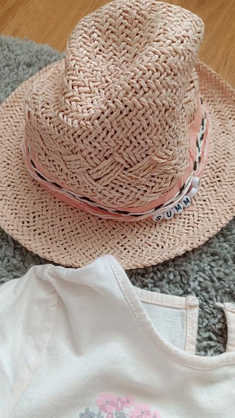 Komplet šaty + klobúk + ( tenisky alebo sandále), 104–116