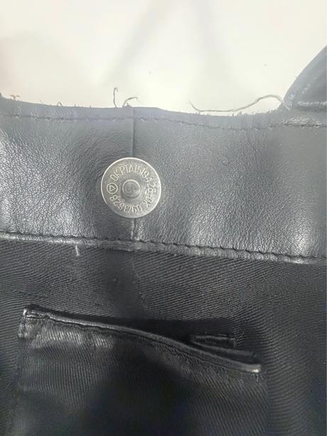 Čierna kožená kabelka stow so zlatým detailom tote,