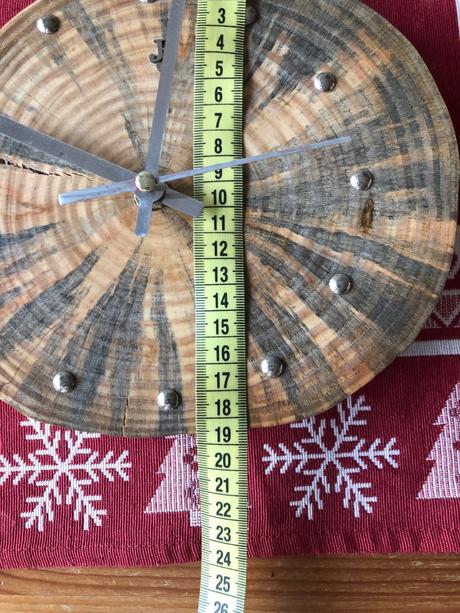 Ručne vyrábane hodiny na kvalitnom dreve,