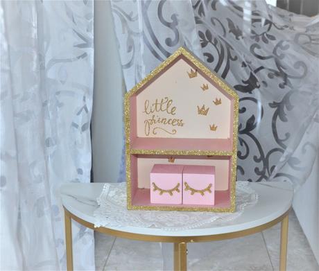 Drevená polica-domček,