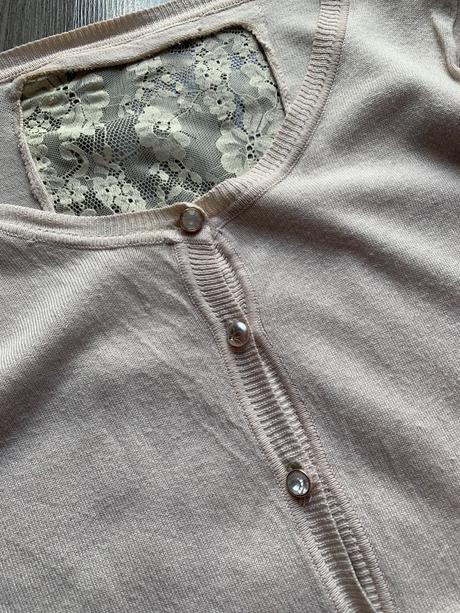 Krémový svetrík s čipkou na gombiky, s