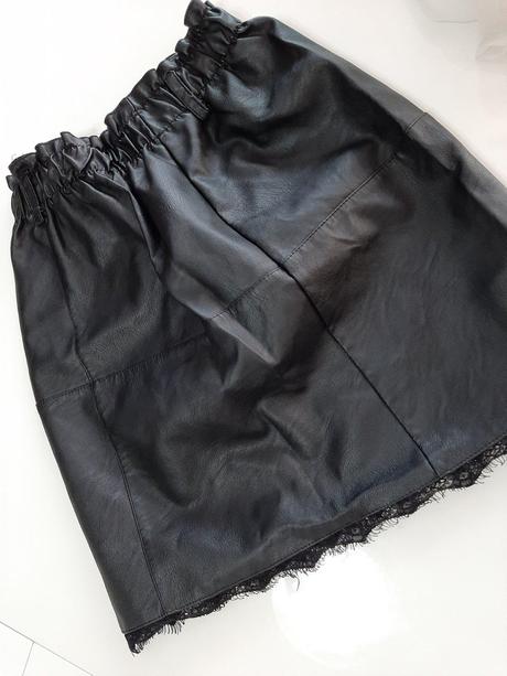 Koženkova sukňa  s čipkou, s