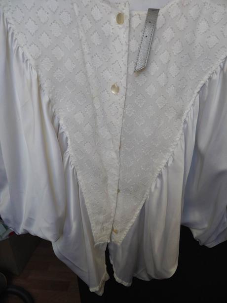 Elegantná biela búzka s opaskom, m