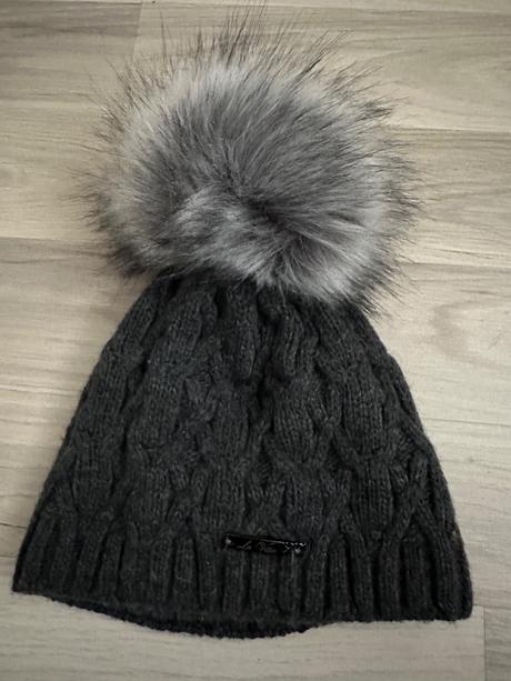 Čiapka zateplená s brmbolcom, 