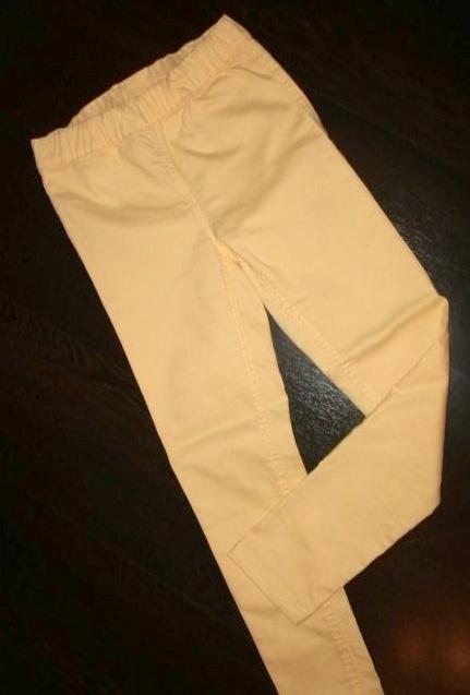 Skvelé bledo-žlté skinny pre 8-9 roč. slečnu, 134