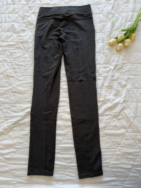 Tmavosivé elegantné legíny so zlatými zipsami, amisu,38