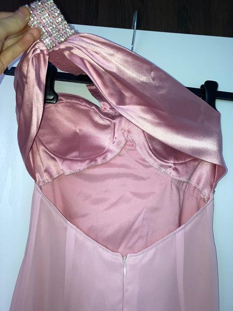 Spoločenské šaty, 32