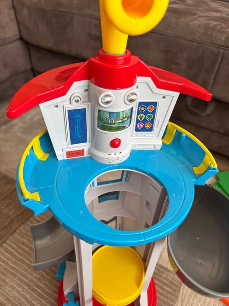 Predám paw patrol vežu s autami a postavičkami, 