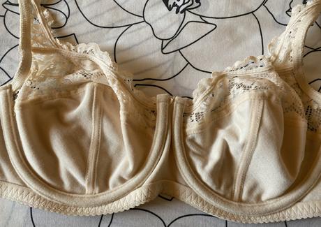 Podprsenka s kosticami a čipkou 90c, 90c