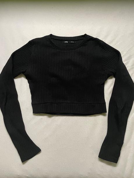 Crop top s dierov na chrbte, sinsay,s
