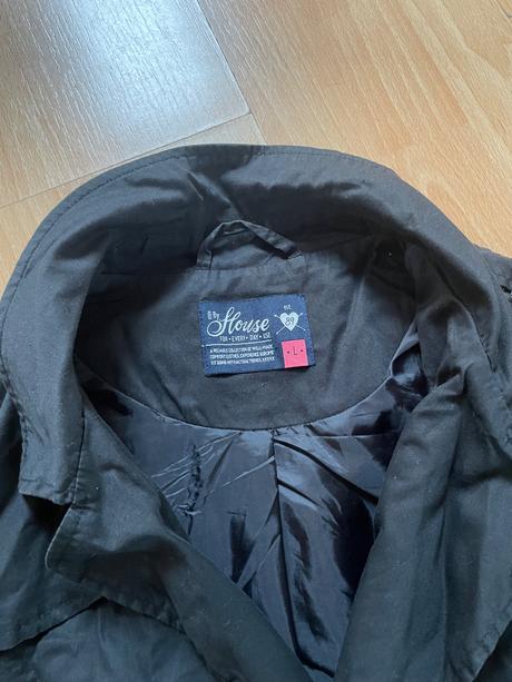 Čierny trenčkot kabát, house,l