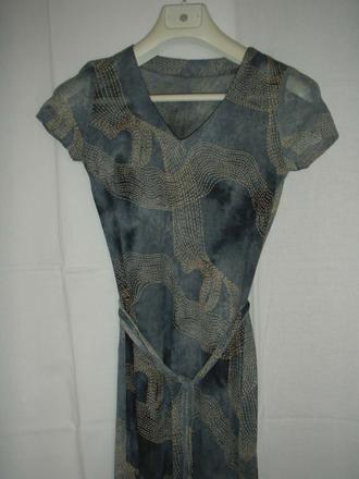 Šedé šaty na spoločenskú príležitosť, 36