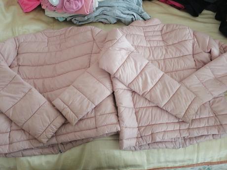 Ružové bundy pre dvojičky, s