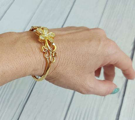 Kovový náramok s kvetom, 