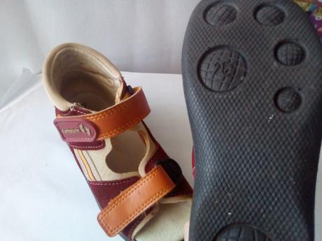 Sandálky pohodlné, bambulini,25