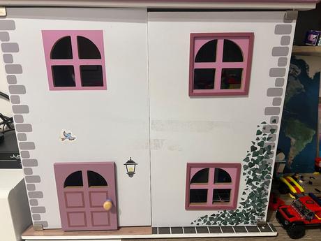 Drevený domček pre bábiky,