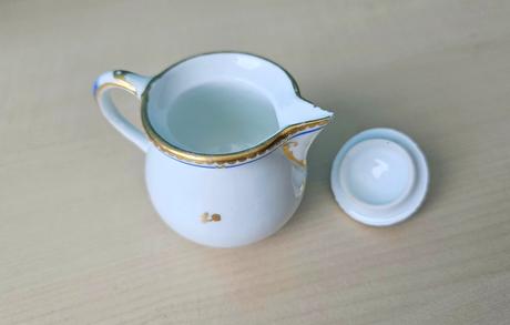 Miniatúrna porcelánová dózička s vrchnákom, modrob,