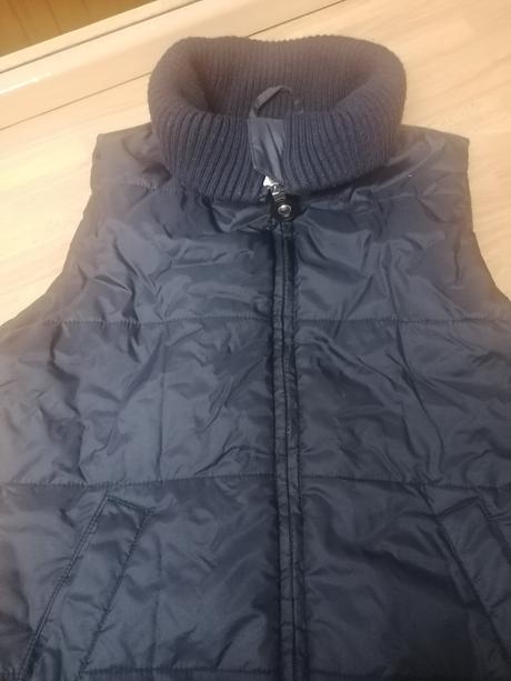 Čierna vetrovka bez rukávov, 34