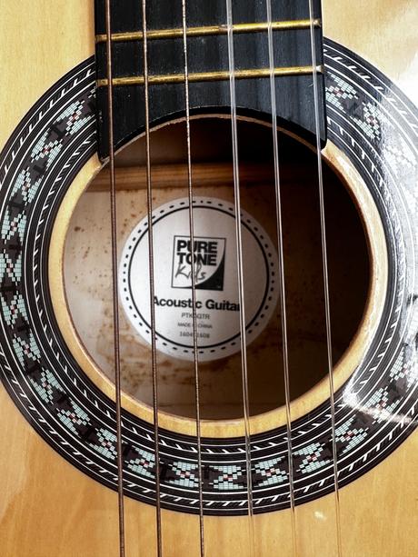 Detská gitara značky pure tones kids,