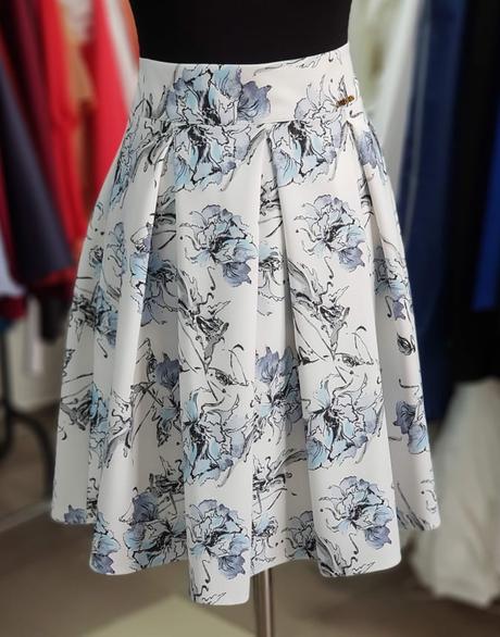 Kvietkovaná skladaná sukňa - xs/s, s / xs