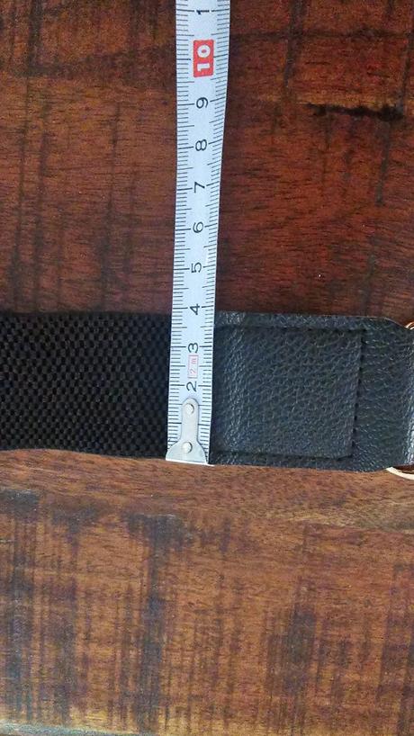 Gumeny opasok so zlato- medenou reťazou,