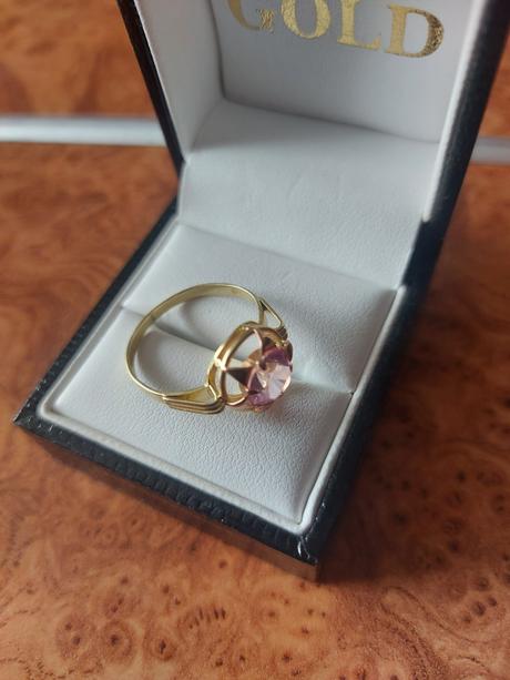 Zlatý prsteň s ružínom, 