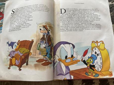 Veselé vianoce s mickey mousom a jeho priateľmi,