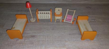 Dreveny domcek s prislusenstvom,