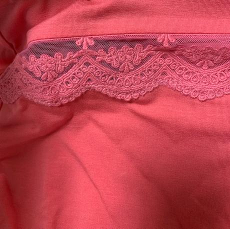 Ružový top s odhalenými plecami a čipkou magenta, m