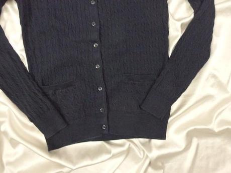 Kvalitný tmavomodrý sveter, s