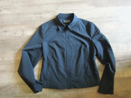 Cierna bunda velkost je 38/40 malo nosena, 38