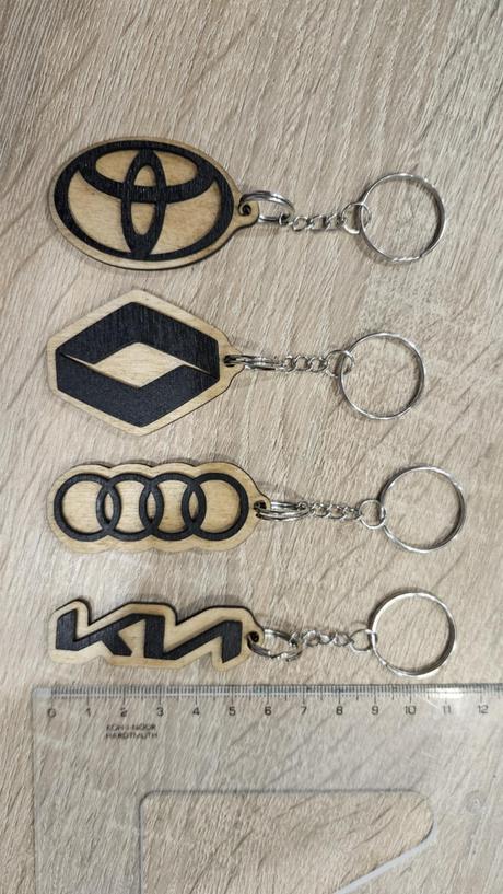 Drevené vygravirove kľúčenky so značkami aut, 