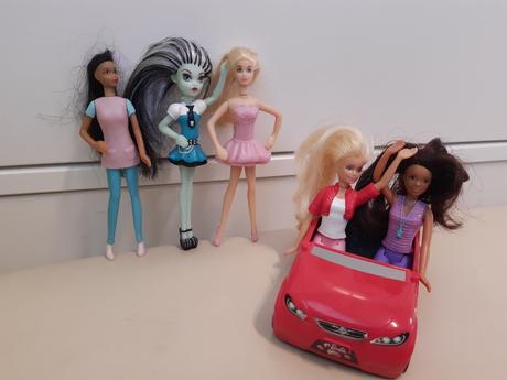 5 minibábik + autíčko, 