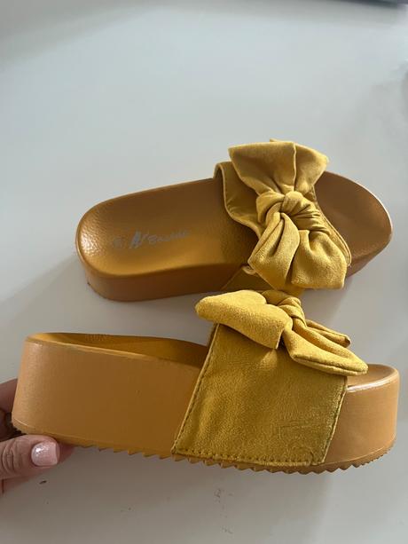 Slapky na platforme, 35