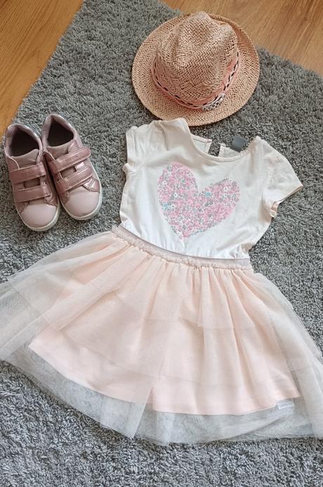 Komplet šaty + klobúk + ( tenisky alebo sandále), 104–116