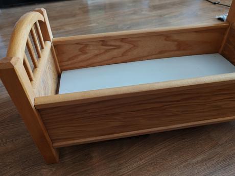 Postieľka pre bábiky, 