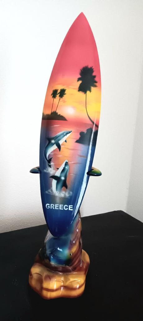 Delfin so surfboardom z grecka, 