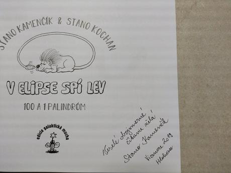 Kniha palindromov v elipse spí lev s podpisom,