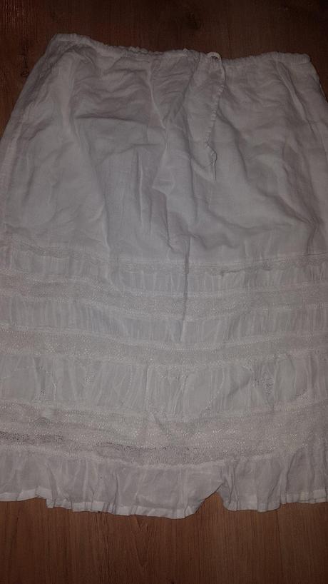 Biela sukňa s čipkou, 152