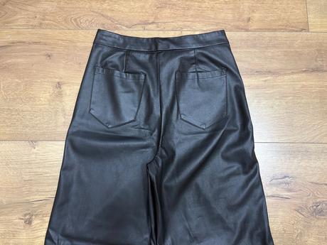 Čierne koženkové nohavice, s