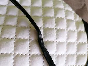 Čierno-biela crossbody kabelka, 