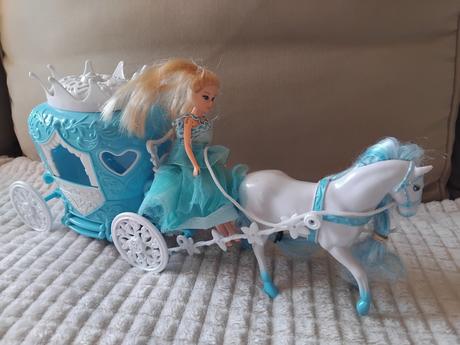 Kôň s kočom a bábikou, 