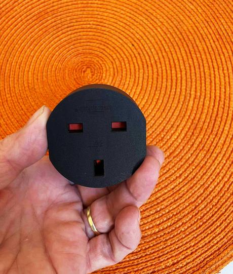 Cestovný adaptér z uk na európu,