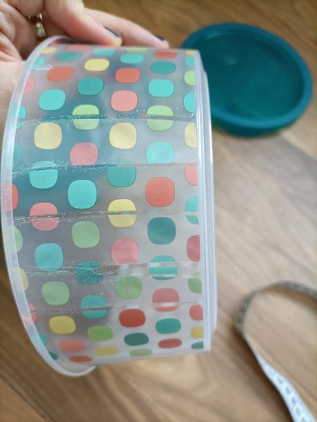 Tri bodkované dózy, 