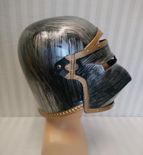 Strieborná rytierska prilba so zlatým lemovaním, 