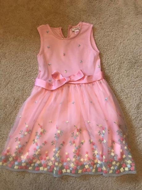 Vyšívané šaty, 122